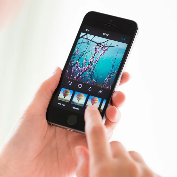 Aplique filtros no aplicativo Instagram no Apple iPhone 5S — Fotografia de Stock