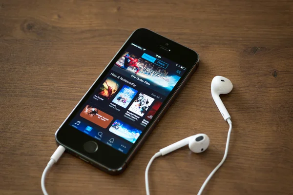 Aplikacji iTunes na Apple iphone 5s — Zdjęcie stockowe