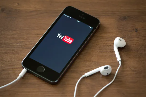 De toepassing YouTube op Apple iphone 5s — Stockfoto