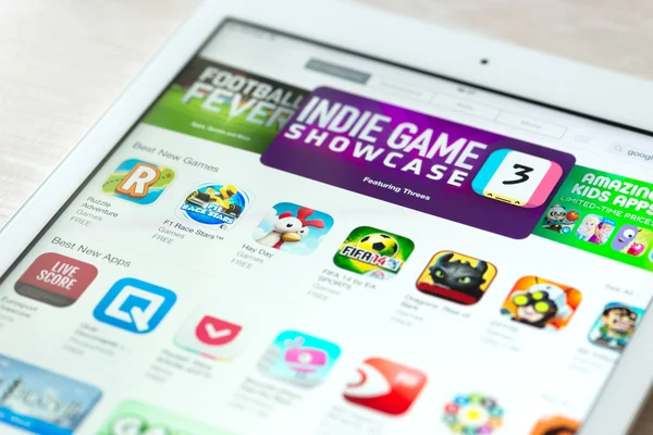 App Store dengan koleksi permainan di Apple iPad Air — Stok Foto