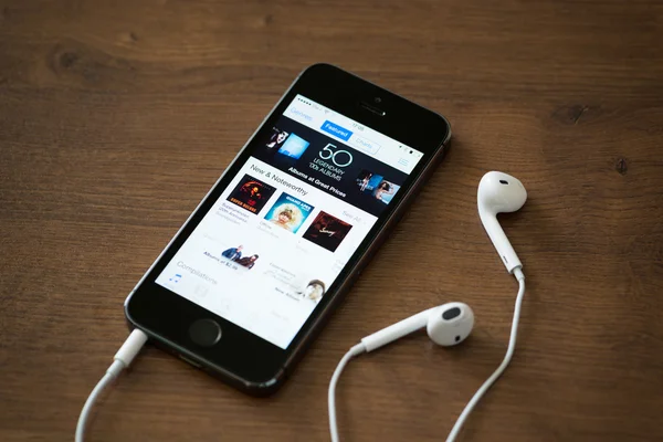 ITunes music charts on Apple iPhone 5S — Stock Photo, Image