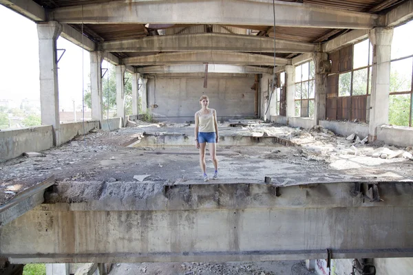 Giovane bella donna in un vecchio edificio abbandonato distrutto — Foto Stock