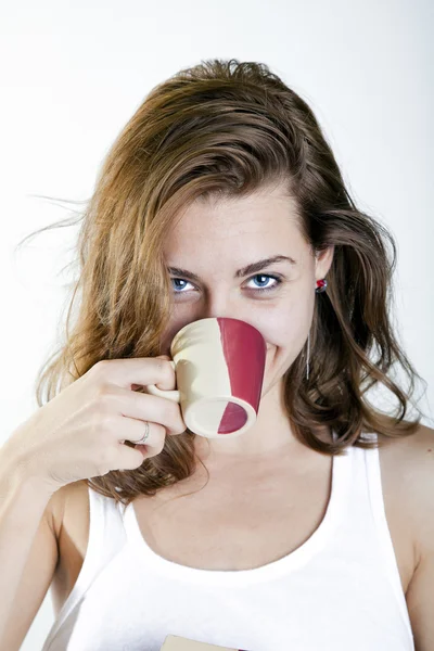 Junge Frau mit Kaffee — Stockfoto