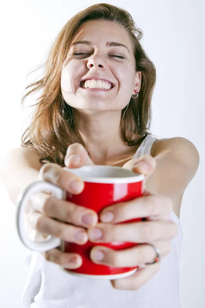 Lachend met een kopje koffie — Stockfoto