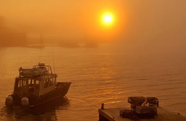 Vene auringonlaskun aikaan — kuvapankkivalokuva