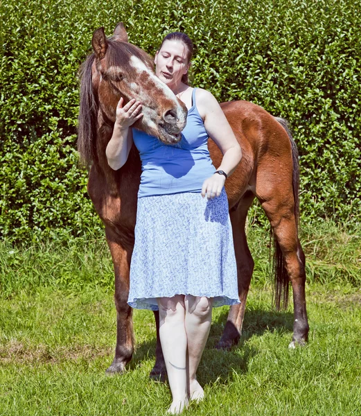 Žena a kůň — Stock fotografie