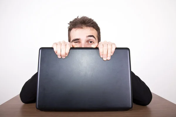 Piscando atrás do computador — Fotografia de Stock