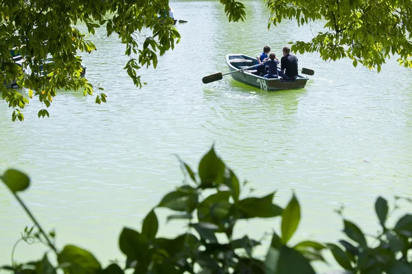 Family in a boat — Stock Photo, Image