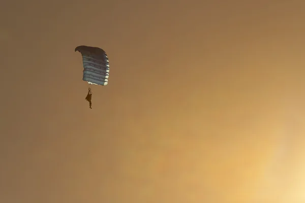 Plongeur parachute au coucher du soleil — Photo