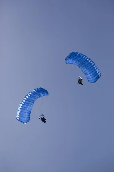 Paracaídas en el aire — Foto de Stock