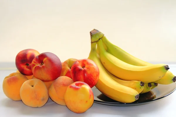 Pesche, banane — Foto Stock