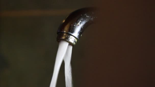 Wasser fließt aus dem Wasserhahn — Stockvideo