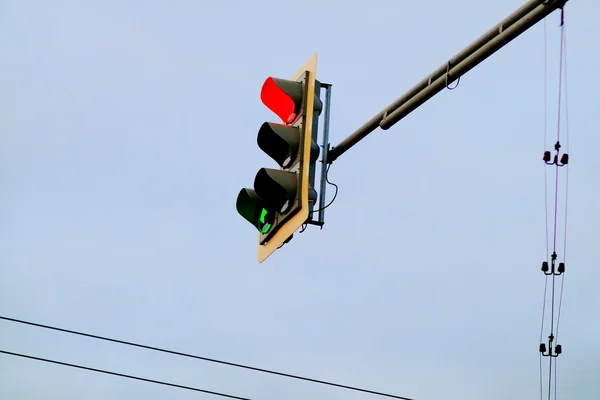Светофор на дороге — стоковое фото