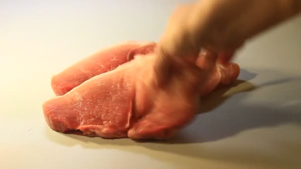 Готовить еду, мясо на гриле — стоковое видео