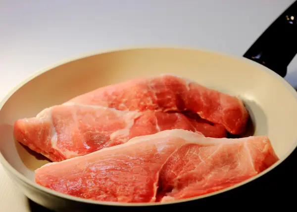 Мясо в сковородках — стоковое фото