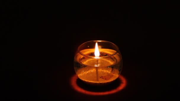 Licht ist eine schöne Kerze — Stockvideo