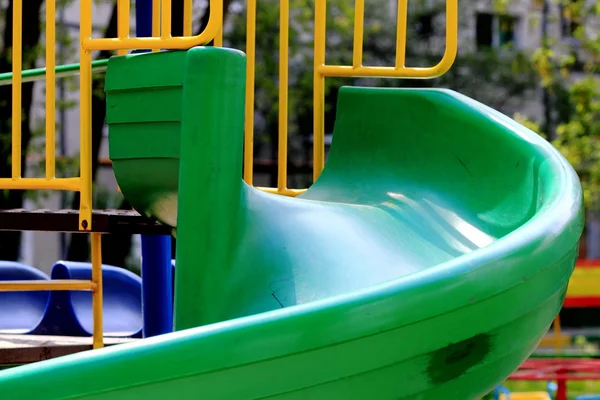 Parque infantil de la ciudad en el Parque — Foto de Stock