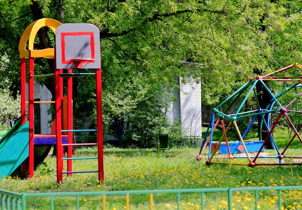 在公园里的城市儿童游乐场 — 图库照片