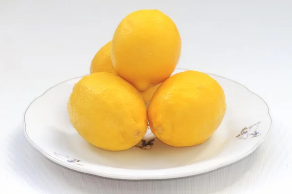 Limones en un plato —  Fotos de Stock