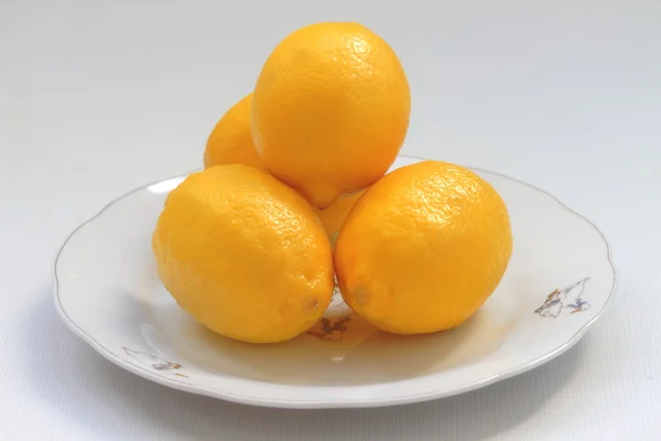 Limones en un plato —  Fotos de Stock