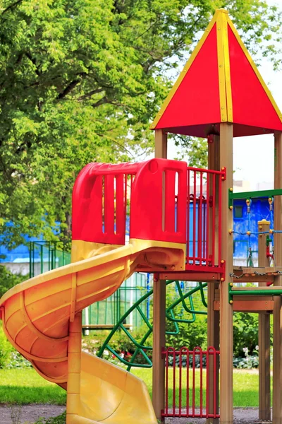 在公园里的城市儿童游乐场 — 图库照片