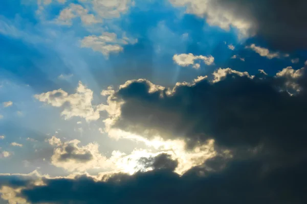 Solen strålar och mörka moln — Stockfoto