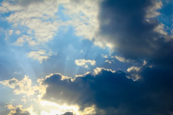 Güneş ışınları ve kara bulutlar — Stok fotoğraf