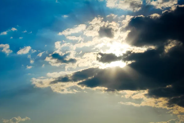 Solen strålar bakom molnen efter en storm — Stockfoto