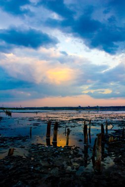 Günbatımı kurumuş tuz gölü