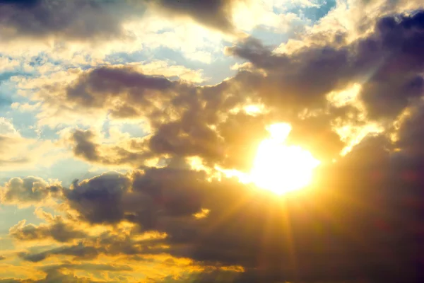 Strålande sol och moln — Stockfoto