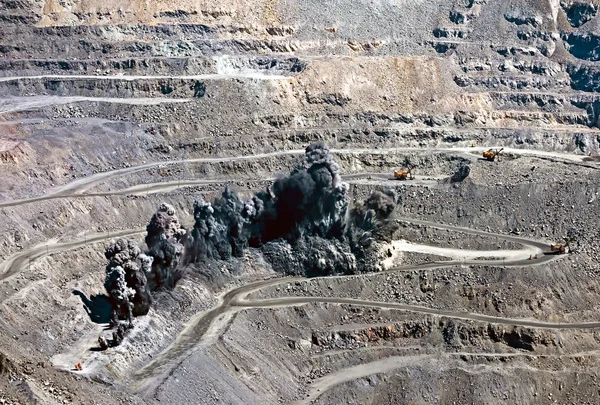Explosión en la mina a cielo abierto —  Fotos de Stock