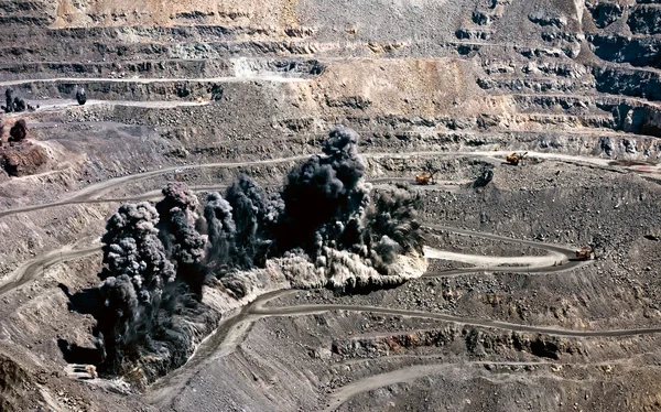 Explosión en la mina a cielo abierto — Foto de Stock