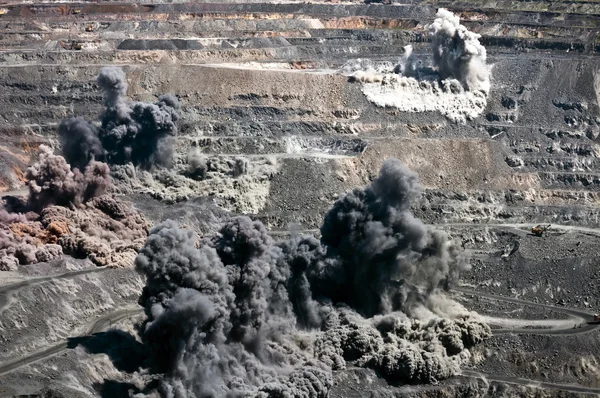 Explosion dans une mine à ciel ouvert — Photo