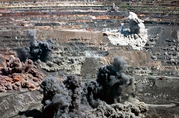 Blast in open-gegoten mijnen — Stockfoto