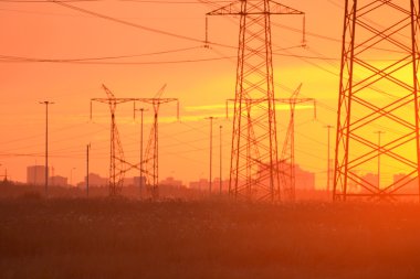 Gün batımında elektrik iletim hatları