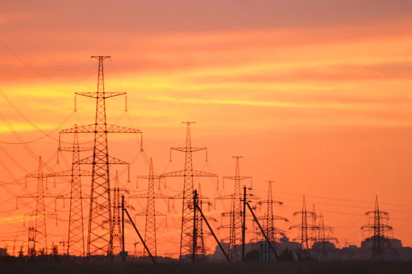 Elektrische transmissielijnen bij zonsondergang — Stockfoto