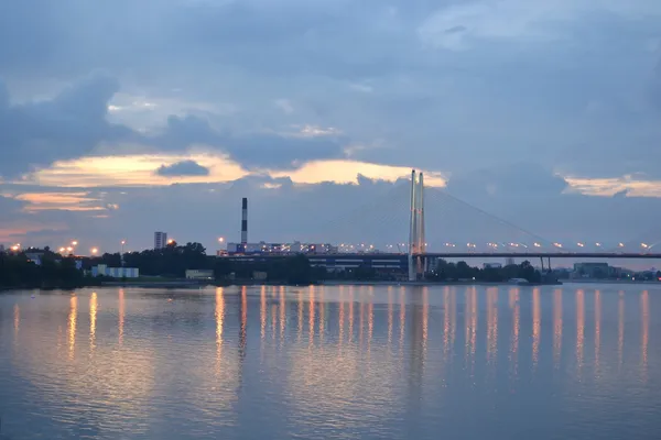 Uitzicht op de rivier neva bij avond — Stockfoto