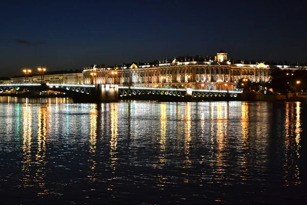 Vista nocturna de San Petersburgo — Foto de Stock