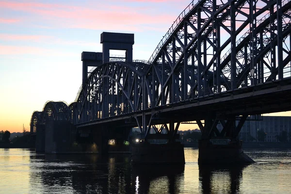 Finnlands Eisenbahnbrücke im Morgengrauen — Stockfoto