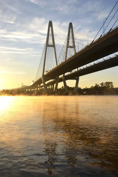 Puente sujetado por cable sobre el río Neva — Foto de Stock