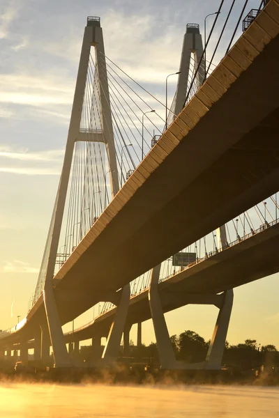 Kabel-verstijfd brug over de rivier neva — Stockfoto