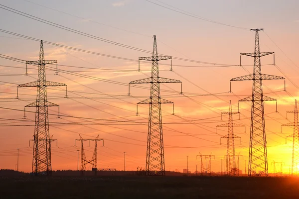 Elektrische transmissielijnen bij zonsondergang — Stockfoto