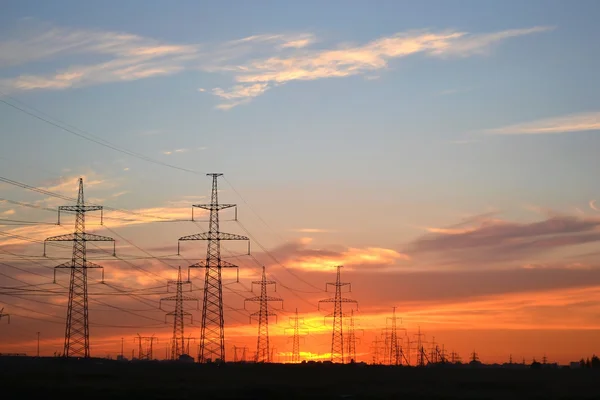 Líneas de transmisión de energía eléctrica al atardecer —  Fotos de Stock