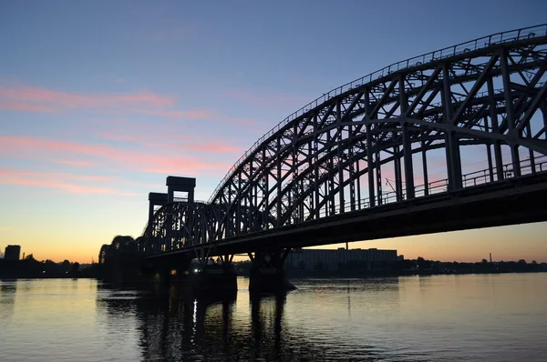 夜明けにフィンランド鉄道橋 — ストック写真