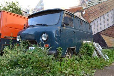 eski terk edilmiş uaz 452