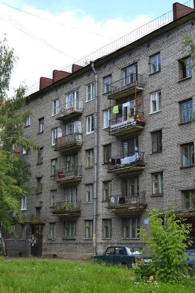 Baksteen khrushchev huis — Stockfoto