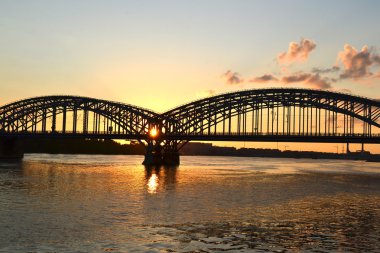 Neva Nehri ve Fin demiryolu Köprüsü'nde Günbatımı