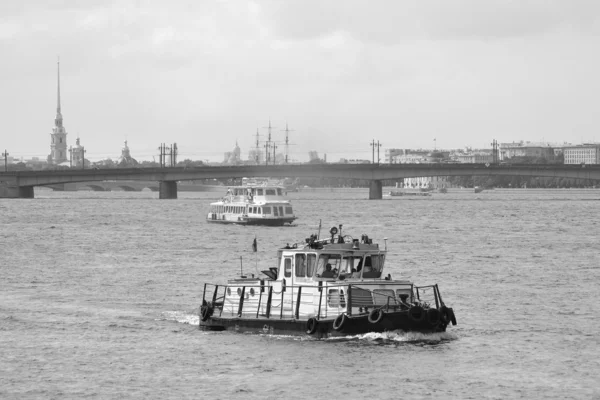 The ship sails along River Neva — Stock Photo, Image