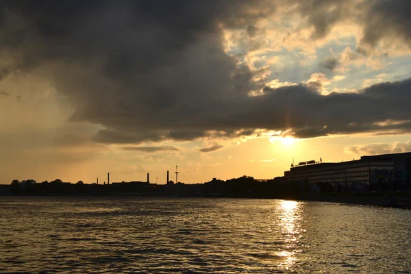 日没、サンクトペテルブルグにネヴァ川 — ストック写真
