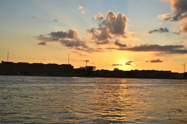 Rivière Neva au coucher du soleil, Saint-Pétersbourg — Photo